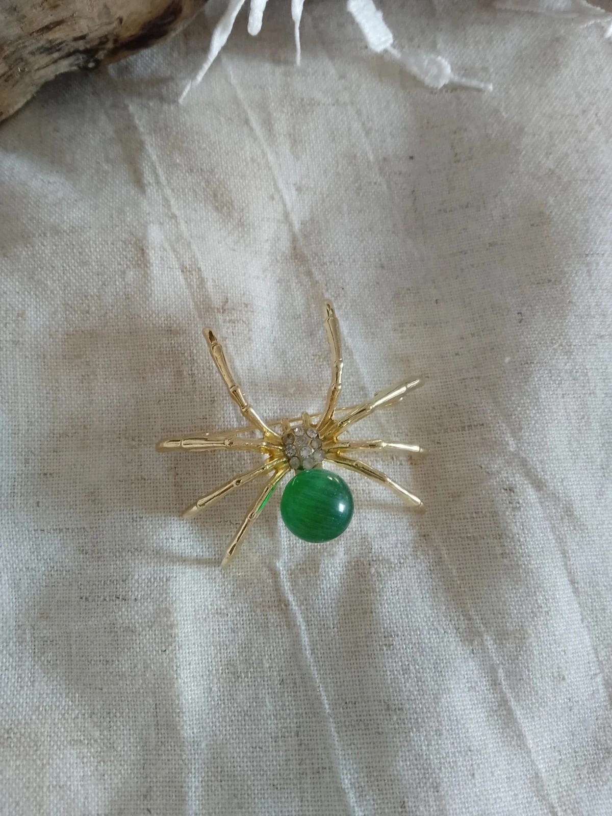 Broche araignée pierre oeil de chat verte